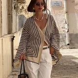Åben cardigan med poncho-design og striber