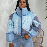 Kort dunjakke til kvinder – moderne denimlook og varm vinterstil