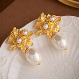 Guld blomsterøreringe med perlevedhæng – luksuriøst og feminint design