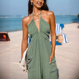 Halterneck dame jumpsuit med dyb udskæring og elastiske ben