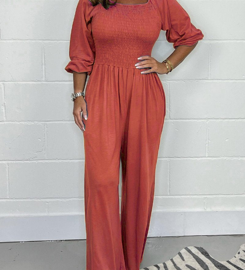 Smocket jumpsuit med firkantet hals og puffærmer