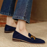 Beige loafers til kvinder med ruskindslook og guldkæde