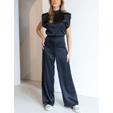 Ærmeløs jumpsuit med skulderpuder og brede satinben