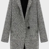 Klassisk frakke i struktureret look med tidløst snit – elegant stil til hverdag og arbejde