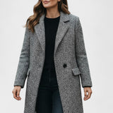 Klassisk frakke i struktureret look med tidløst snit – elegant stil til hverdag og arbejde