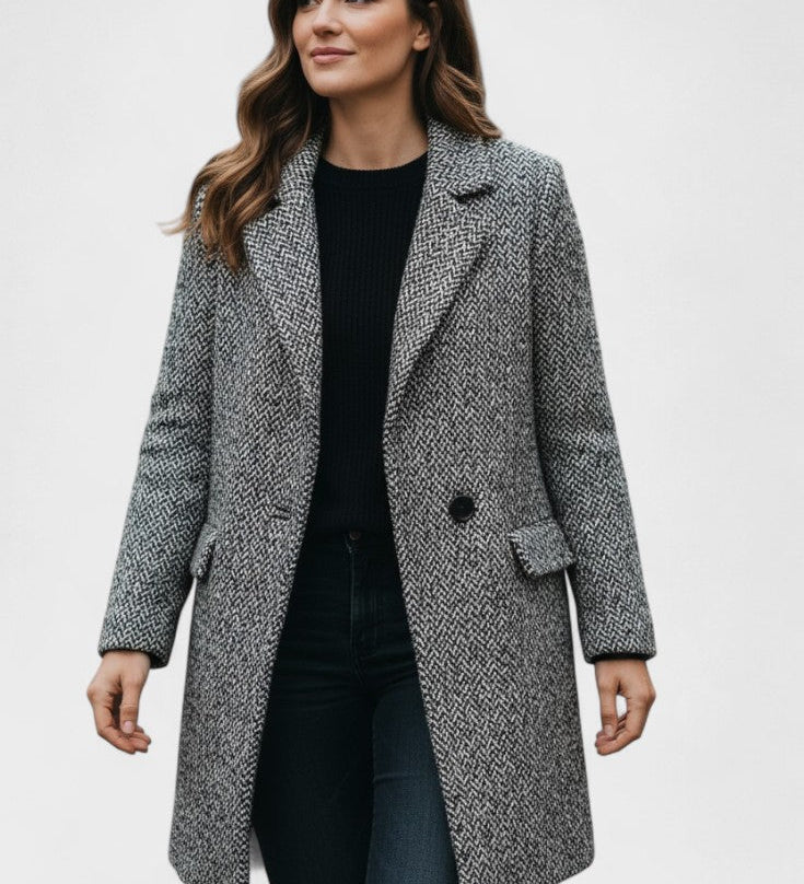 Klassisk frakke i struktureret look med tidløst snit – elegant stil til hverdag og arbejde