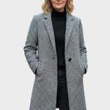 Klassisk frakke i struktureret look med tidløst snit – elegant stil til hverdag og arbejde