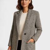 Klassisk frakke i struktureret look med tidløst snit – elegant stil til hverdag og arbejde
