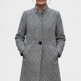 Klassisk frakke i struktureret look med tidløst snit – elegant stil til hverdag og arbejde