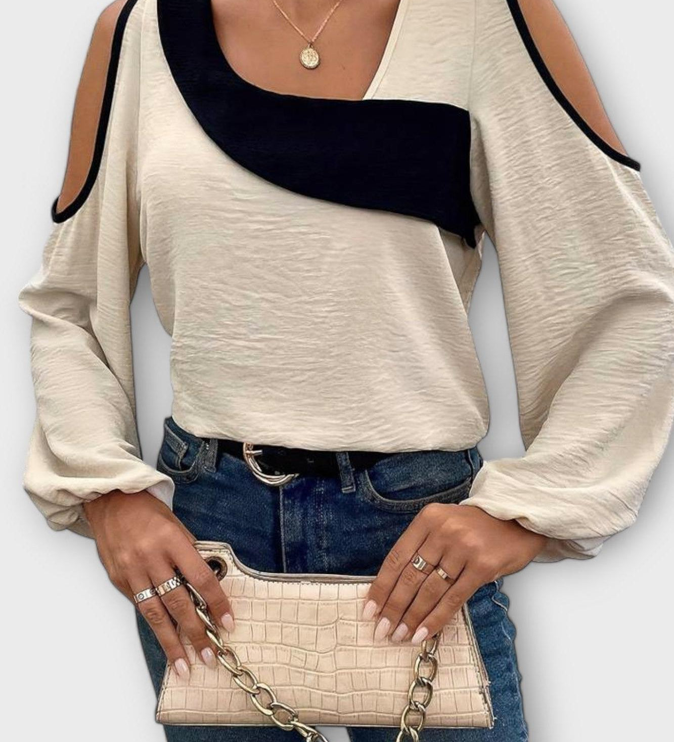 Asymmetrisk bluse med åbne skuldre og moderne snit – feminin stil med kant
