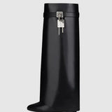 Sculpted Pant Boots – Sort Støvle med Lås og Arkitektonisk Silhuet