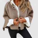 Elegant poncho-cardigan med knaplukning – blød og stilfuld