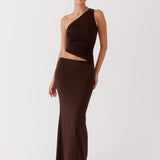 Lang kjole med one-shoulder design og cut-out detalje