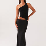 Lang kjole med one-shoulder design og cut-out detalje