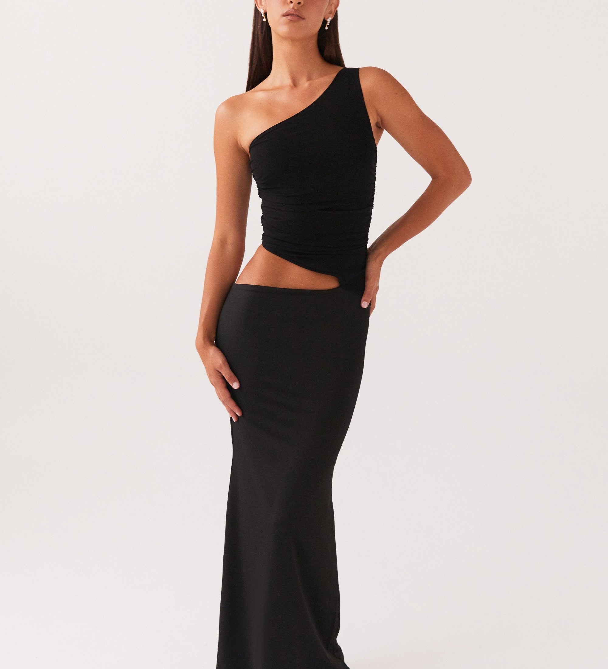 Lang kjole med one-shoulder design og cut-out detalje