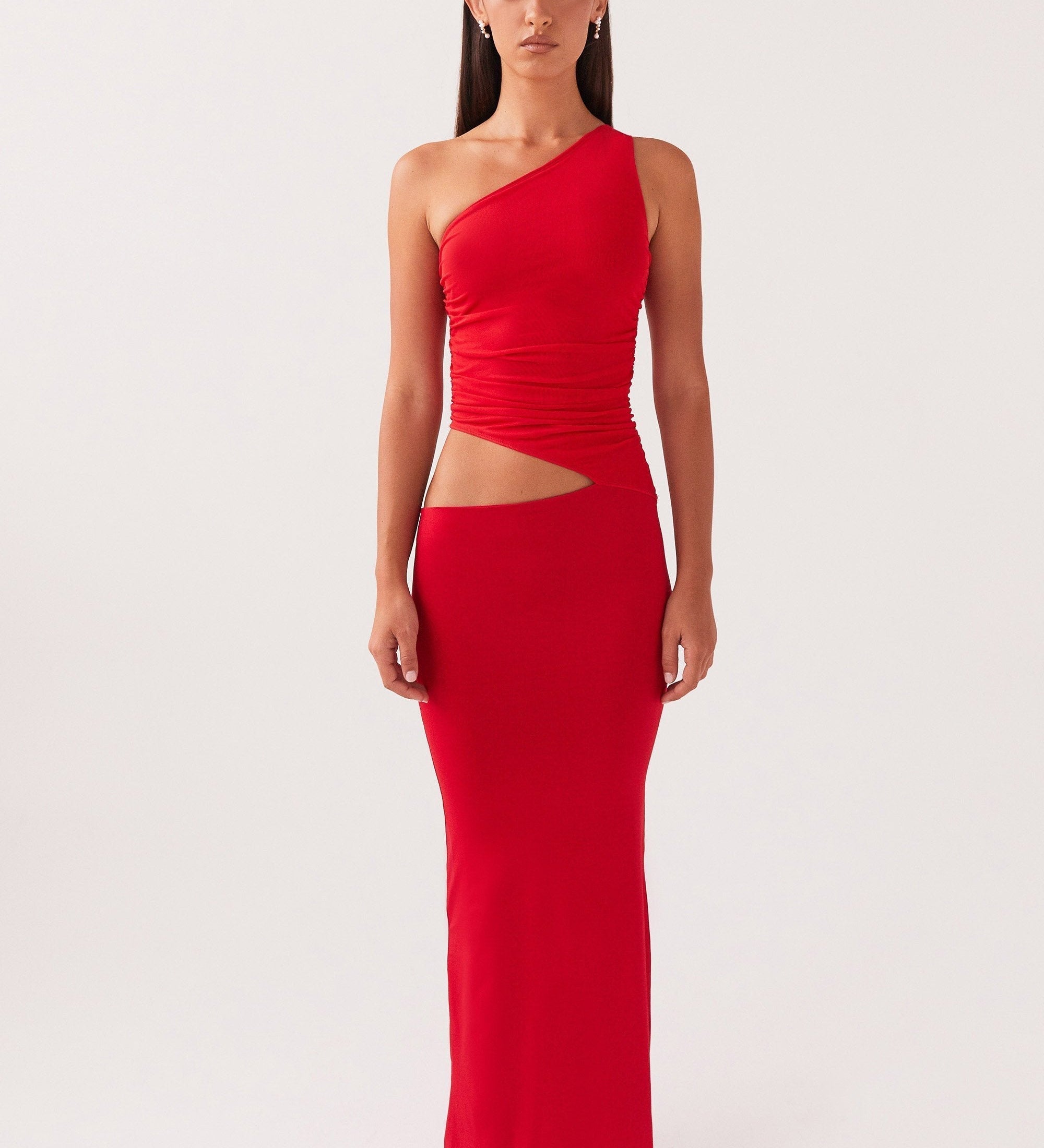 Lang kjole med one-shoulder design og cut-out detalje