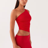 Lang kjole med one-shoulder design og cut-out detalje