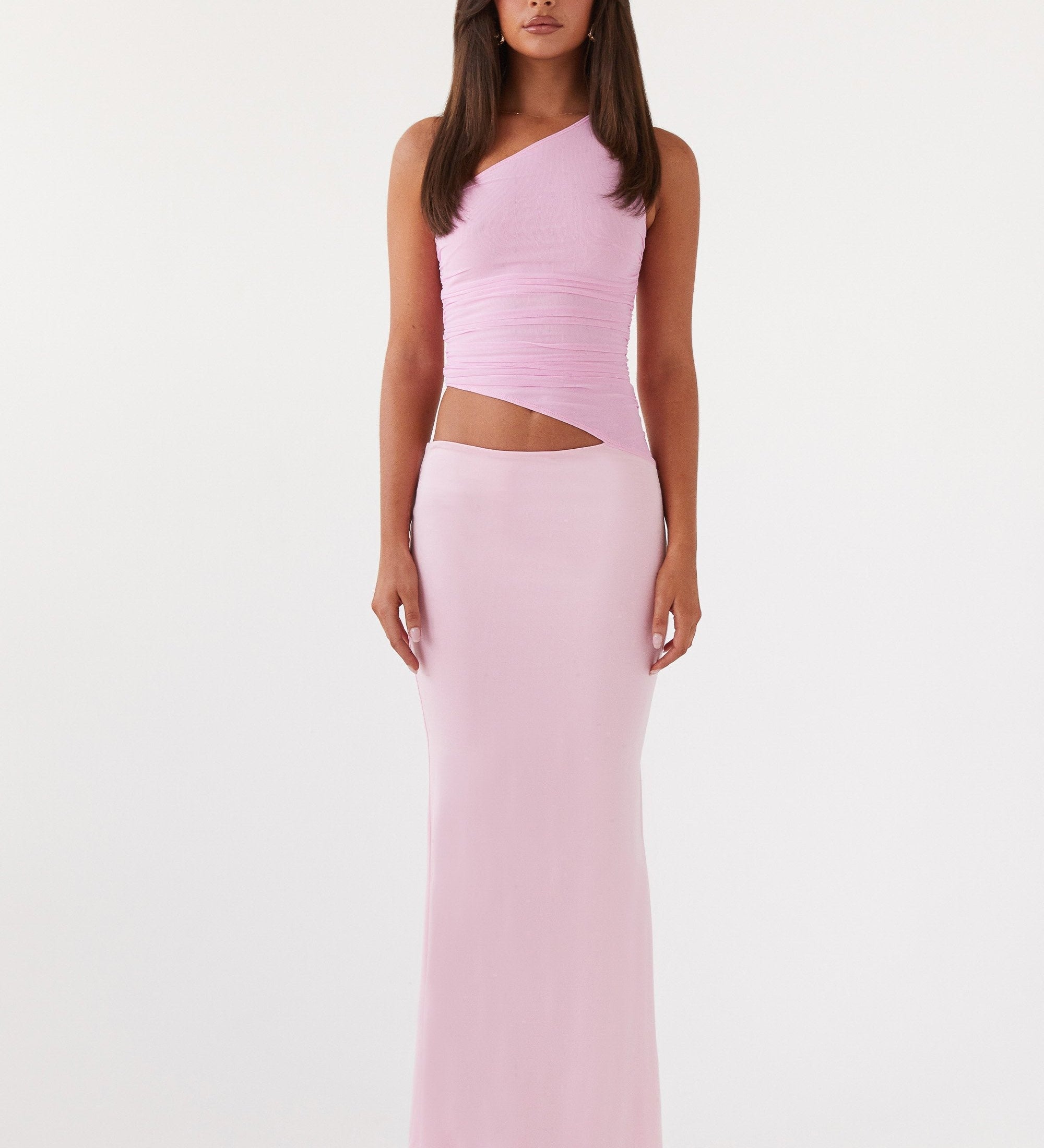 Lang kjole med one-shoulder design og cut-out detalje