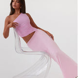Lang kjole med one-shoulder design og cut-out detalje