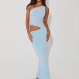 Lang kjole med one-shoulder design og cut-out detalje