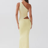 Lang kjole med one-shoulder design og cut-out detalje