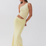 Lang kjole med one-shoulder design og cut-out detalje