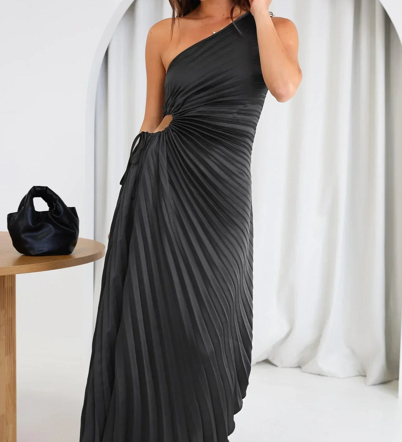 Én-Skulder Plisseret Midikjole – Elegant og Feminint Festlook