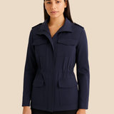 Let og stilren damejakke med klassisk pasform og praktiske lommer