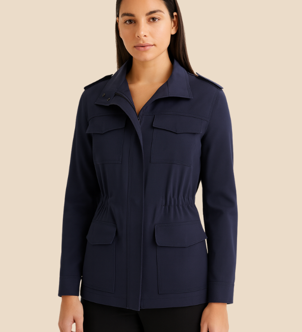 Let og stilren damejakke med klassisk pasform og praktiske lommer