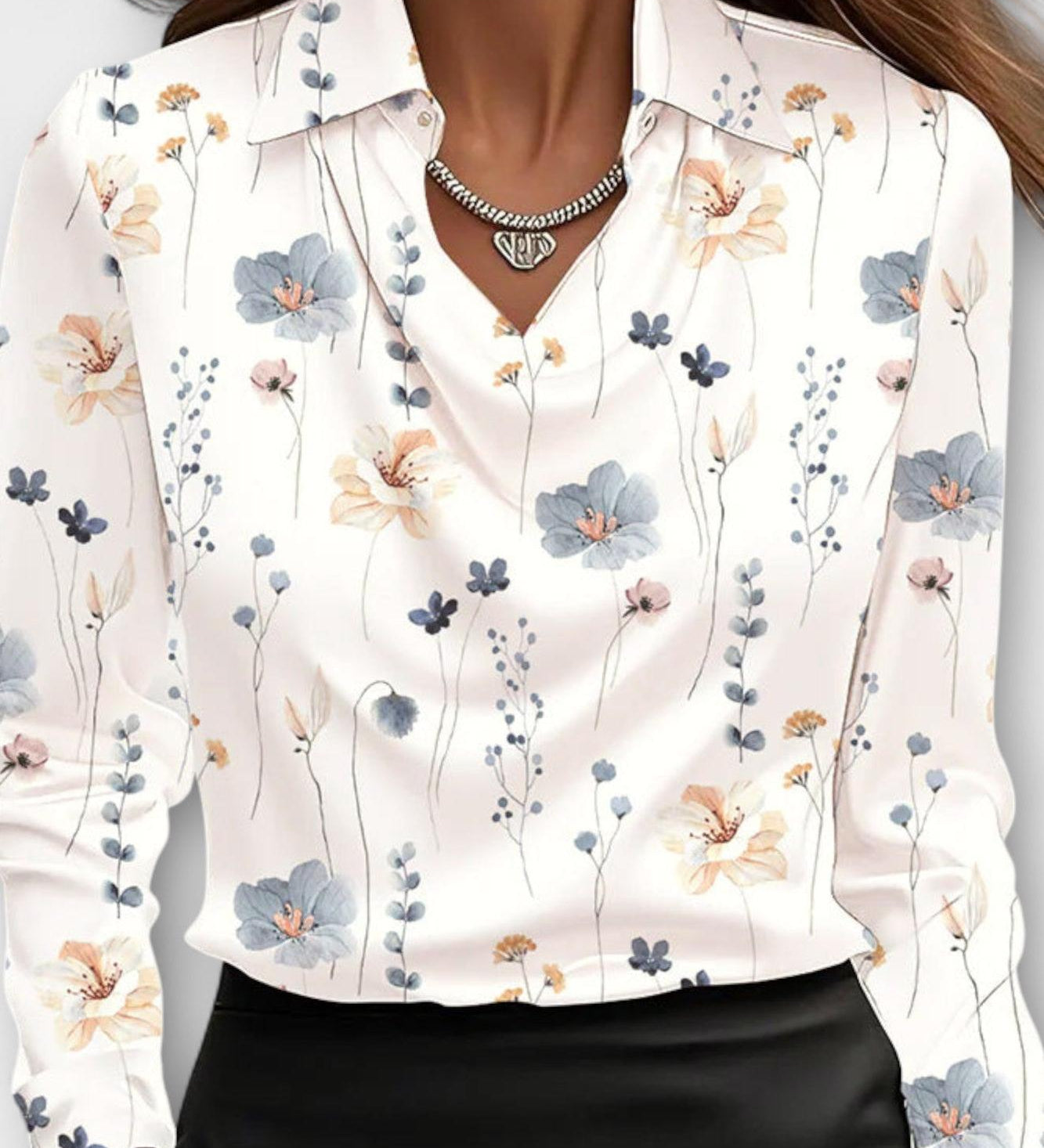 Bluse med draperet hals og silkeblød finish – tidløs elegance til arbejde og fest