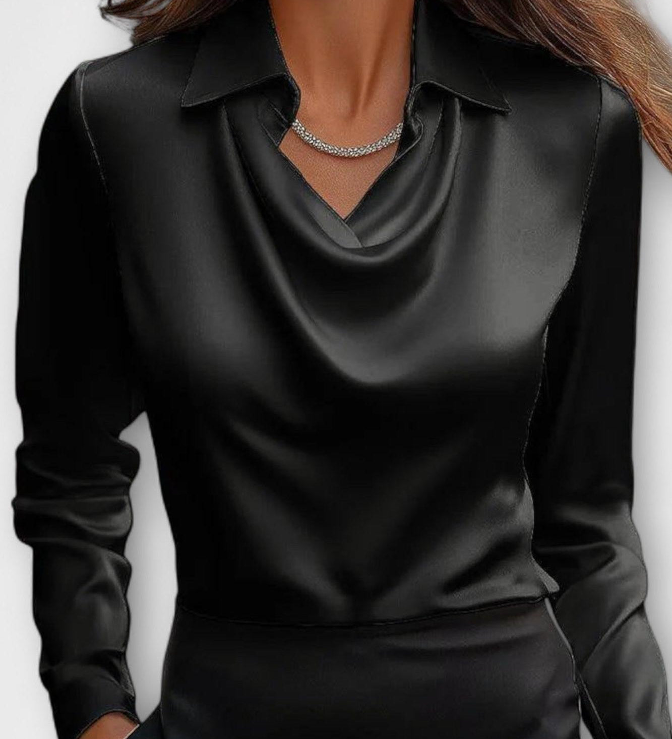 Bluse med draperet hals og silkeblød finish – tidløs elegance til arbejde og fest