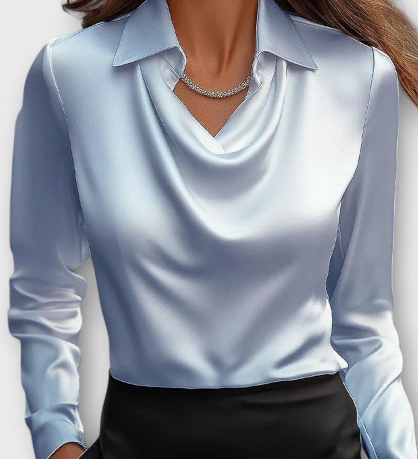 Bluse med draperet hals og silkeblød finish – tidløs elegance til arbejde og fest