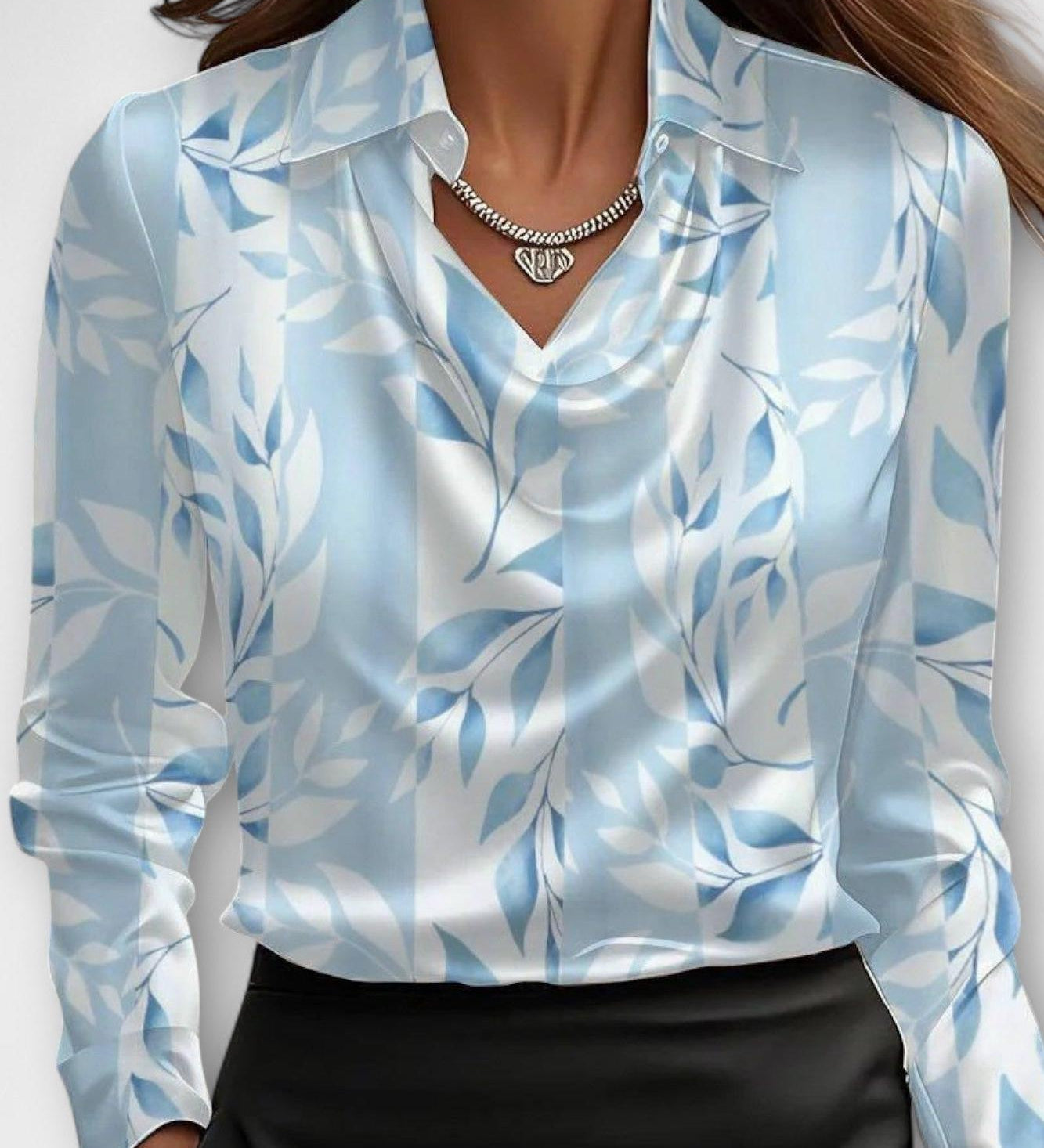 Bluse med draperet hals og silkeblød finish – tidløs elegance til arbejde og fest