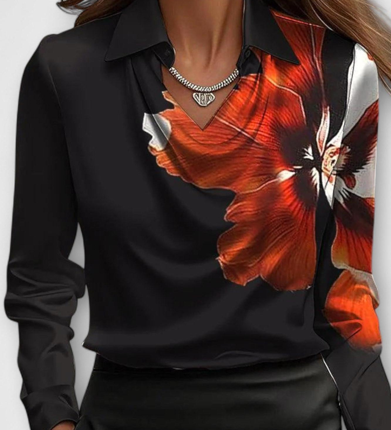 Bluse med draperet hals og silkeblød finish – tidløs elegance til arbejde og fest