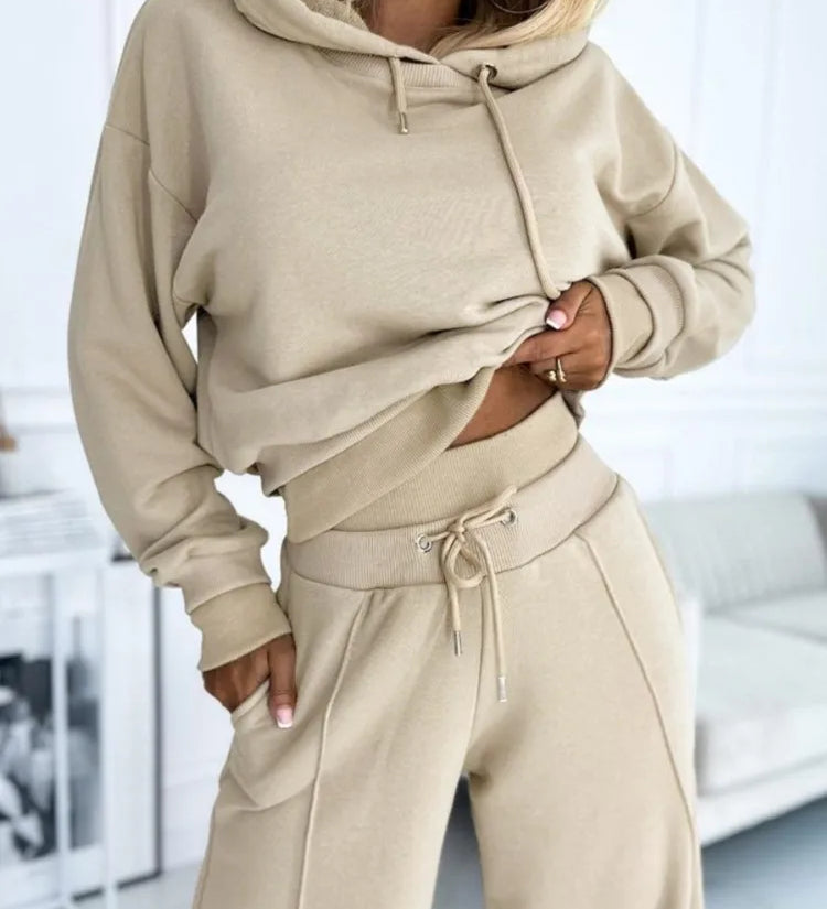 Komfortabelt lounge sæt med hoodie og wide leg bukser