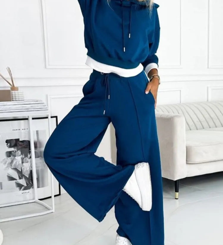 Komfortabelt lounge sæt med hoodie og wide leg bukser