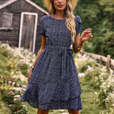 Kort Kjole med Småblomstret Print og Taljebånd – Klassisk Sommerlook