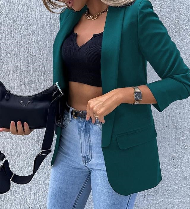 Klassisk sort dameblazer med tidløst design