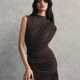 Asymmetrisk one-shoulder kjole med rynker og sideslæb