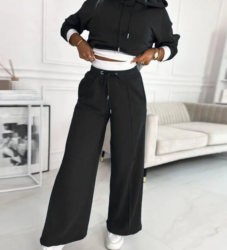 Komfortabelt lounge sæt med hoodie og wide leg bukser