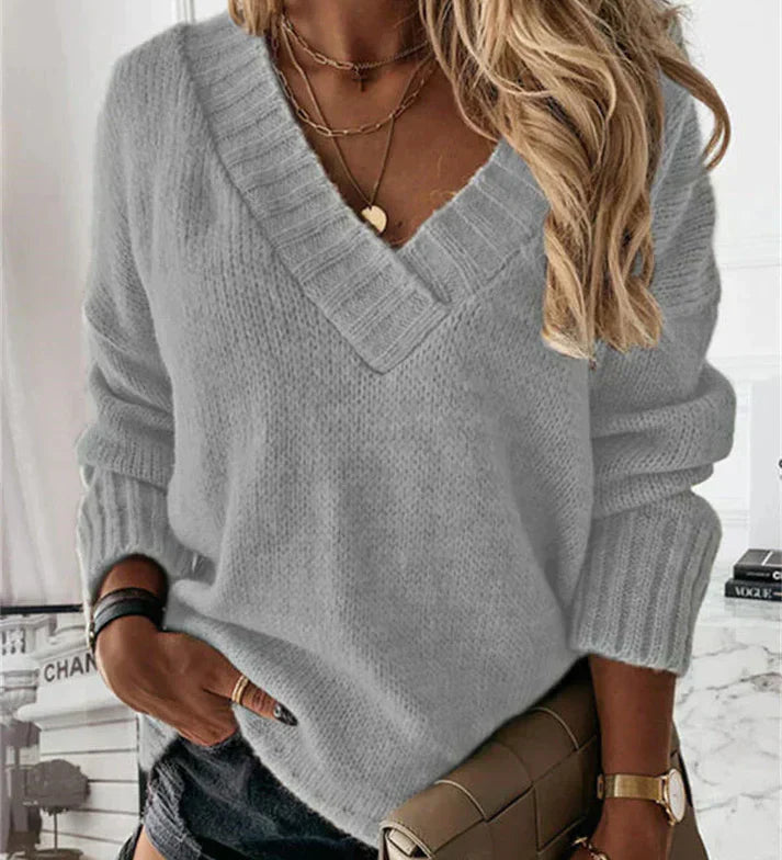 Blød dame striktrøje med V-hals og afslappet pasform