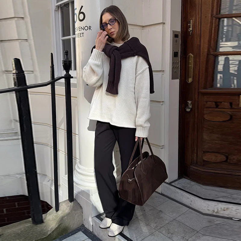 Oversized striktrøje med rund hals og afslappet elegance