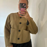Kort Jakke med Runde Knapper og Elegant Minimalistisk Stil