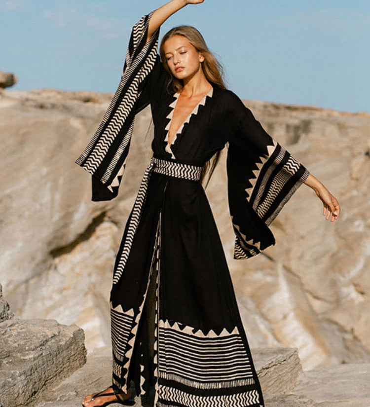 Kaftan med etnisk mønster – Elegant lang kimono med bælte og vide ærmer