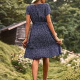 Kort Kjole med Småblomstret Print og Taljebånd – Klassisk Sommerlook