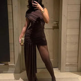 Asymmetrisk one-shoulder kjole med rynker og sideslæb