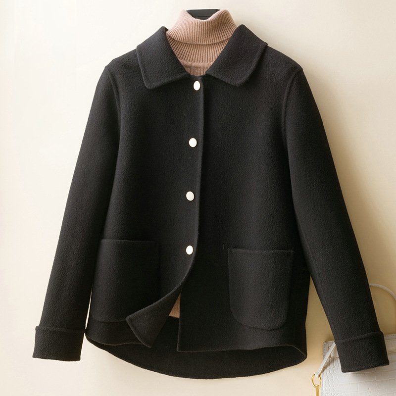 Blød uldjakke med knapper og lommer – elegant damejakke til hverdag