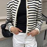 Stribet strikcardigan med guldfarvede knapper og klassisk look