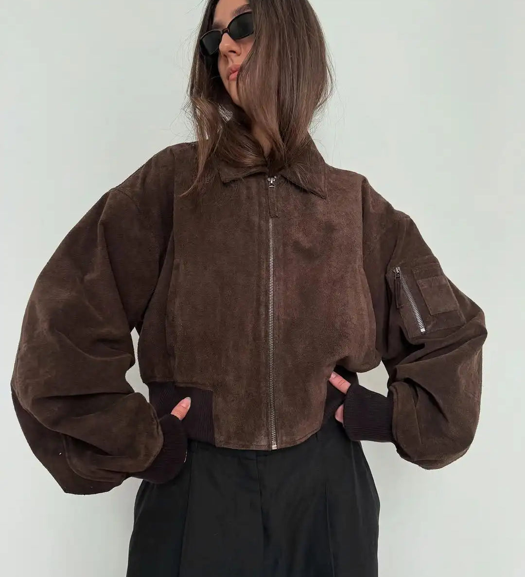 Kort Jakke med Voluminøse Ærmer og Moderne Statement Look