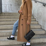 Trenchcoat dame – klassisk og tidløs frakke med bælte